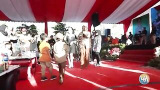 PUTRI_ISNARI_-_PANDANGAN_PERTAMA__(LIVE_LAPANGAN_TEMBAK_MODERN_DONDANG)(360p).