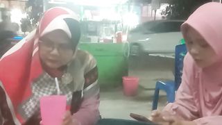 Santai di warung kopi Naila
