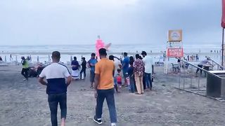 সৈকতে বেড়াতে আসছে পর্যটক ও সাধারণ মানুষ।