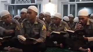 Taruna akademi kepolisian Indonesia mengaji