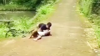 vidio kocak dua anak yang terjatuh dari sepedah