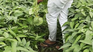 खेत मे मेहनत करता किसान