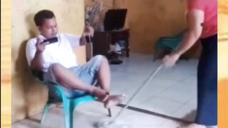 untung suaminya cerdas kalau nga bakalan di suruh tidur di luar lagi