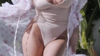 Watching Glory Show Off These are the ideal women of men who show a dazzling body chart