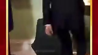 CLIMÃO- Rainha LETIZIA DA ESPANHA deixa a bolsa cair em evento na Suécia
