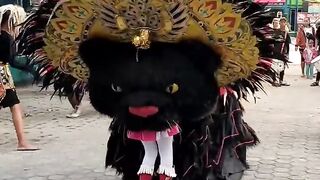 Barongan Hitam Makan Mayoret