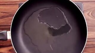 HOW TO FRY EGGS WITH ASSORTED INGREDIENTS AND SPICES AND VEGETABLES FOR MAKING A FAST AND DELICIOUS BREAKFAST