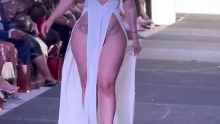 Model walking for  miami styles These are the ideal women of men who show a dazzling body chart