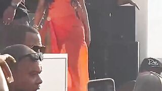 Cardi_B_throws_microphone_at_fan_|_7NEWS(720p).