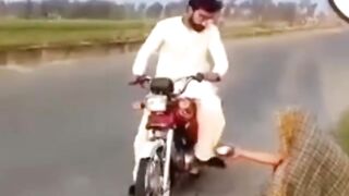 The man in white clothes was tricked by a scammer