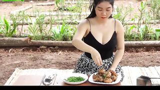 RENI IS ENJOYING SUPER DELICIOUS REndang CHICKEN COOK