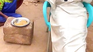 Il se cache pour manger son nourriture