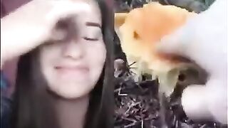 О чем она думает, что ей так смешно?