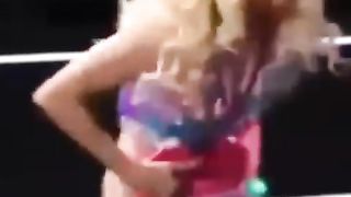 Elle fait tomber sa robe en pleine foule Gims sons