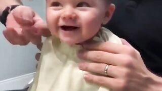 little boy at the children's hairdresser ( пиши, как бы ты назвал это видео? )