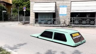 Mobil apa ini? ????????