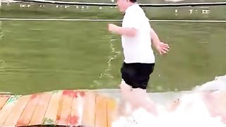 НУЖНО попробовать эту веселую водную игру