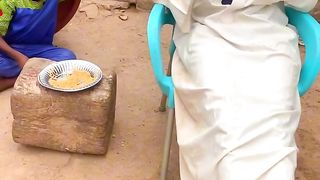 Il se cache pour manger son .