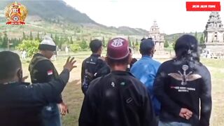 Tarik pusaka di candi dieng