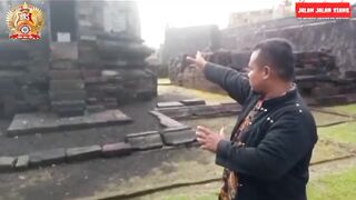 Tarik boneka kencana di candi Gunung dieng
