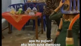 Angkat kursi di pengatin????