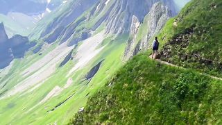 人生就是一场旅行，一路艰辛，一路风景，远处的是风景，近处的是人生