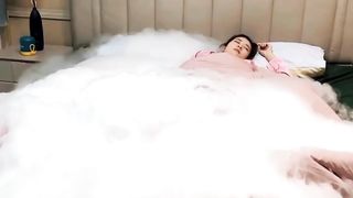 利用幹冰營造仙境趁機嚇唬女友,最後還結結實實被踹