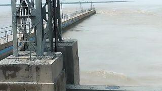 ہيڈ تو نسہ بيراج ميں طو فا نی ريلے