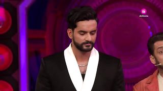 Bigg Boss OTT 2 - Elvish Yadav Lifts The Trophy! - Grand Finale - Salman Khan - JioCinema
