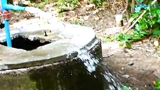Astuce Électricité gratuite | Je transforme un tuyau en PVC en pompe à eau à la maison sans avoir besoin d'électricité.