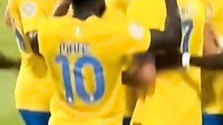 شاهد رونالدو كيف يقبل رأس ساديو ماني ????????