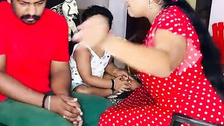 Un enfant mignon combat une grosse oie. 2
