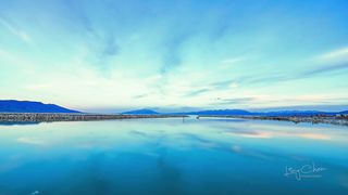 On the day and night of Sailimu Lake in Xinjiang, a flat boat in the lake looks like a life race
