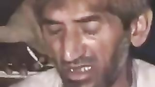 Sindh mi music teacher apni shagardon ko ko music sikhati huwi