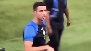 كرستيانو يطلب من الجمهور الهدوء قليلا وايقاف الموسيقى لانه وقت صلاة ????