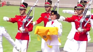 Sepatunya Terlepas Satu