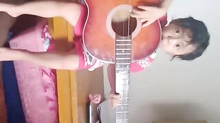 Bayi bergitar