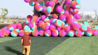 The mascot vibrato assistant placed on the football field is popular, co-produced, creative new spe