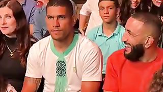 Alex Pereira does not like to smile ahahahahaha