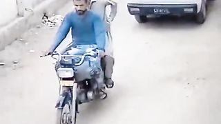 Driver ki Hazir Dimaghi kam kr gai _ Quideabad Muzaffrabad football Ground Karachi _ #cctv #karachi.