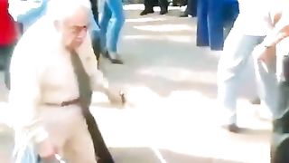 Old man dans