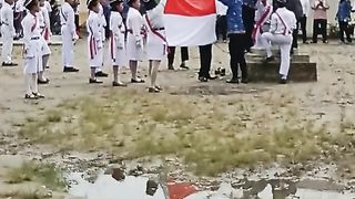 detik detik penyambungan tali bendera putus.