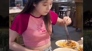 Ketika cewek mukbang...