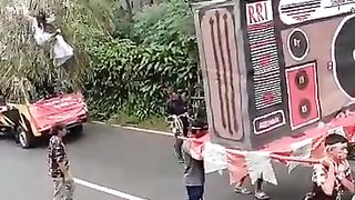 Viralll,,,hantu Pocong jatuh dari mobil (viral,,pocong ghost fell from the car)