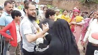 HUSBAND AND WIFE FIGHTING ON THE ROAD