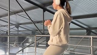 Training for beginner women which consists of working the buttocks