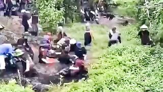 Membersihkan selokan