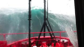 10 MONSTER WAVES VS SHIPS