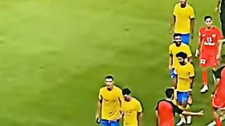 شاهد رونالدو يدفع أحد أعضاء نادي شباب الاهلي ????????