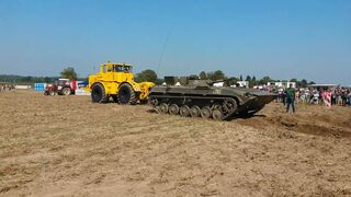 Kirovets K-700 vs BMP-1